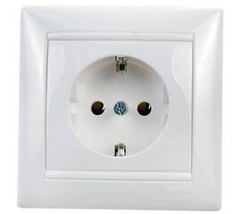 Розетка 2К+3 Legrand Valena 16A 250V с/з белая 774423