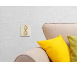 Розетка двойная с/з со шторками Legrand Inspiria 673756