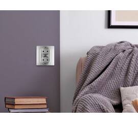 Розетка двойная с/з со шторками Legrand Inspiria 673757