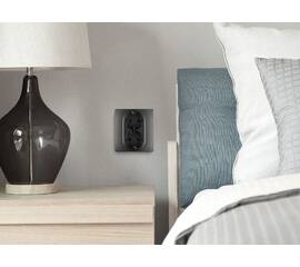 Розетка двойная с/з со шторками Legrand Inspiria 673758
