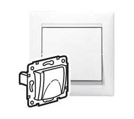 Розетка с/з со шторками с защитной крышкой Legrand Valena Classic 694270