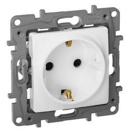 Розетка 2К+З Legrand Etika 16A 250V со шторками немецкий стандарт белая 672222