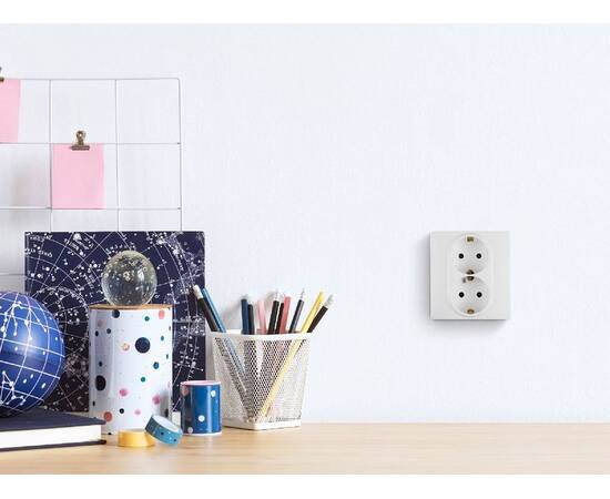 Розетка двойная с/з со шторками Legrand Inspiria 673755