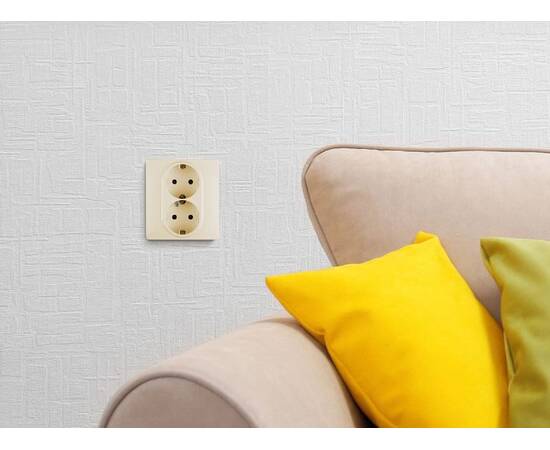 Розетка двойная с/з со шторками Legrand Inspiria 673756