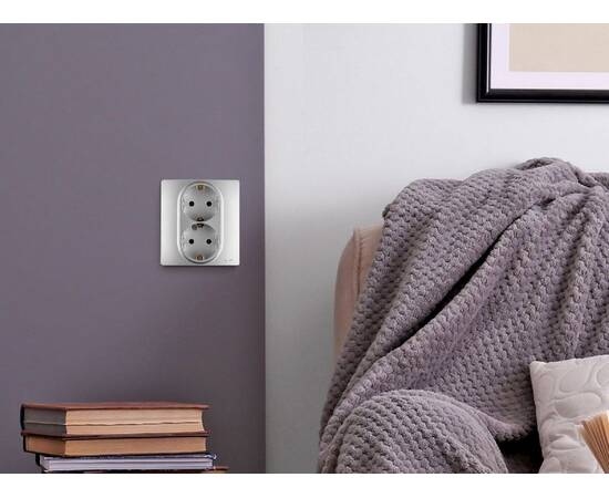 Розетка двойная с/з со шторками Legrand Inspiria 673757