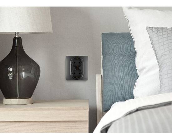 Розетка двойная с/з со шторками Legrand Inspiria 673758